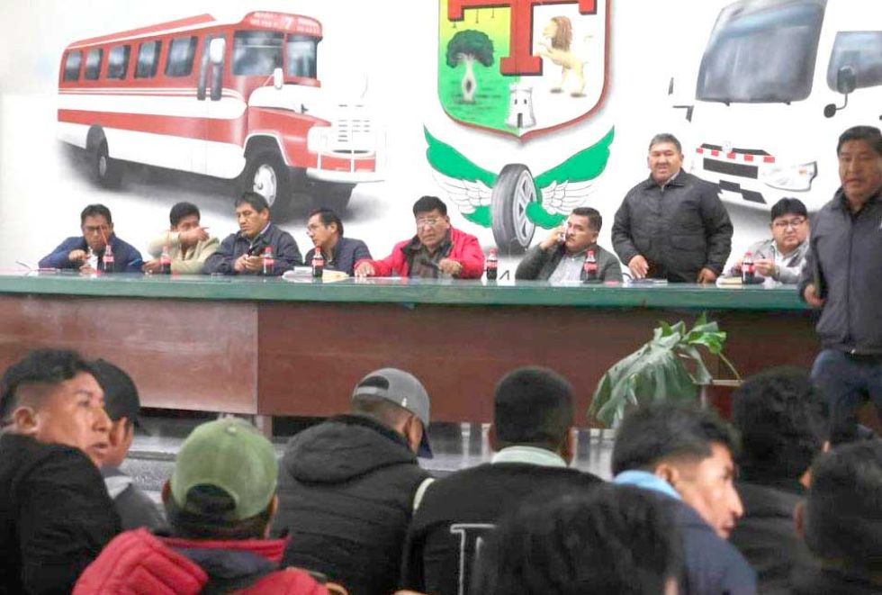 Choferes deciden parar por 24 horas el próximo lunes