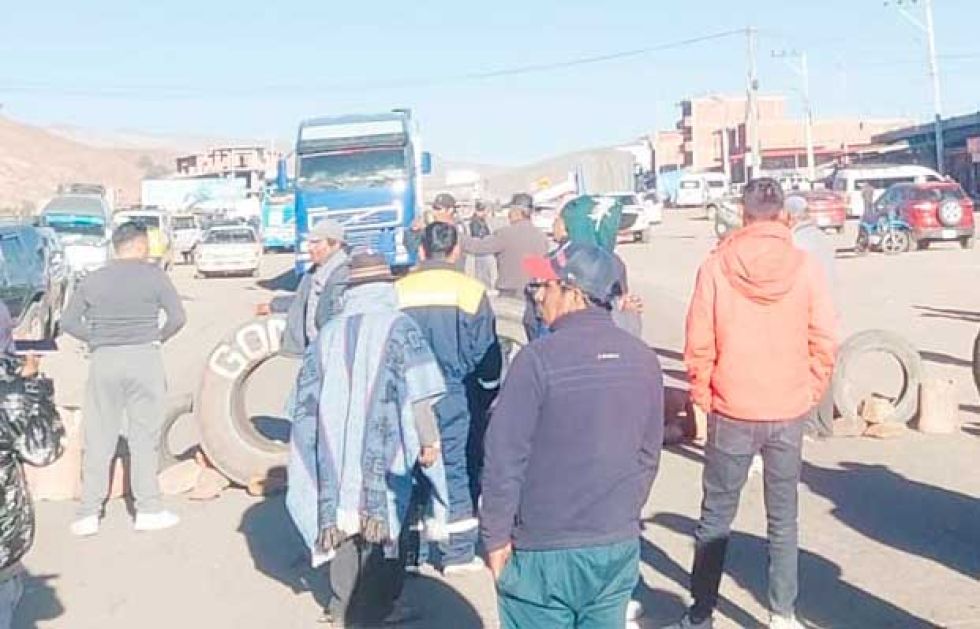 La escasez de combustible desata  desesperación y furia en choferes