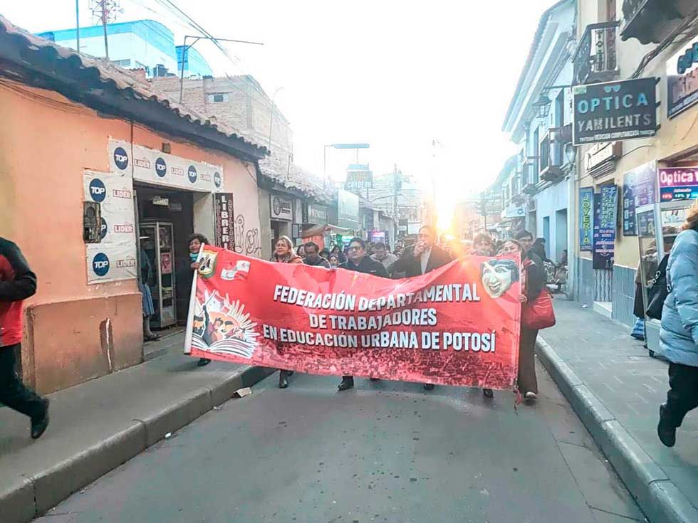 Magisterio vuelve a las  calles para exigir salida a la crisis económica