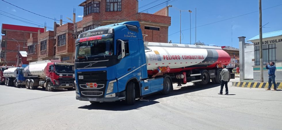Una empresa privada trae diésel para la venta en Potosí