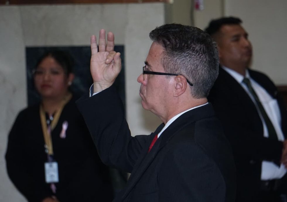 Asamblea posesiona a José Armando Urioste como fiscal general interino