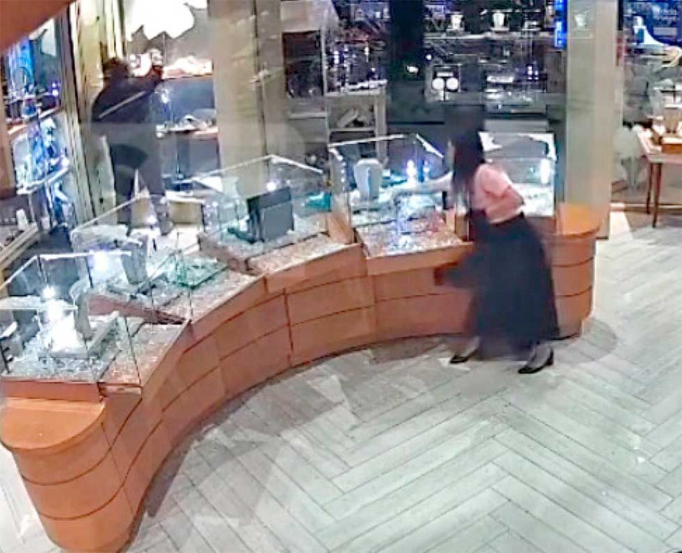 Investigan a trabajadora por atraco en Santa Cruz