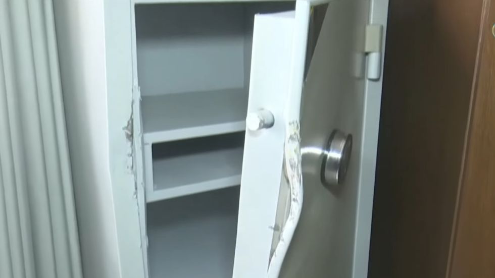 Policía halla caja fuerte oculta y un barril con las iniciales R.M. en un allanamiento en Santa Cruz