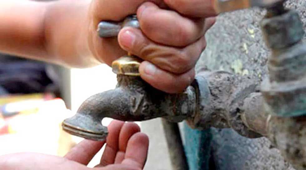 Vecinos denuncian días sin  agua y admiten baja presión