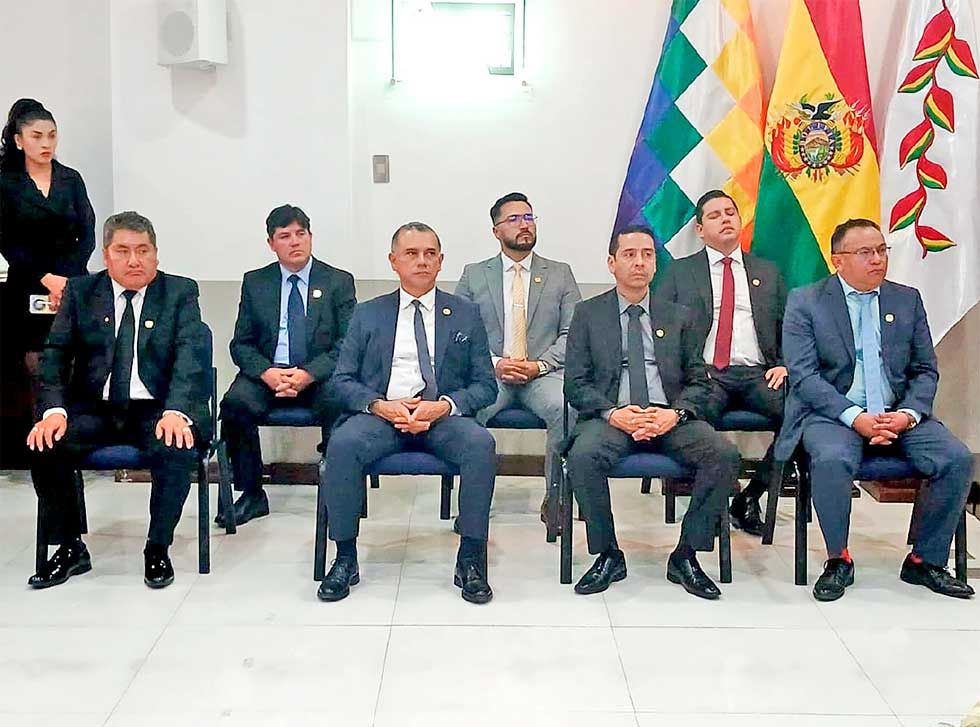 Anuncian institucionalización de cargos en la Fiscalía General