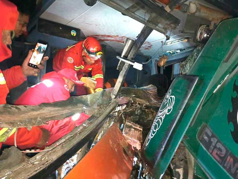 Bomberos rescataron a conductores atrapados tras colisión frontal de vehículos