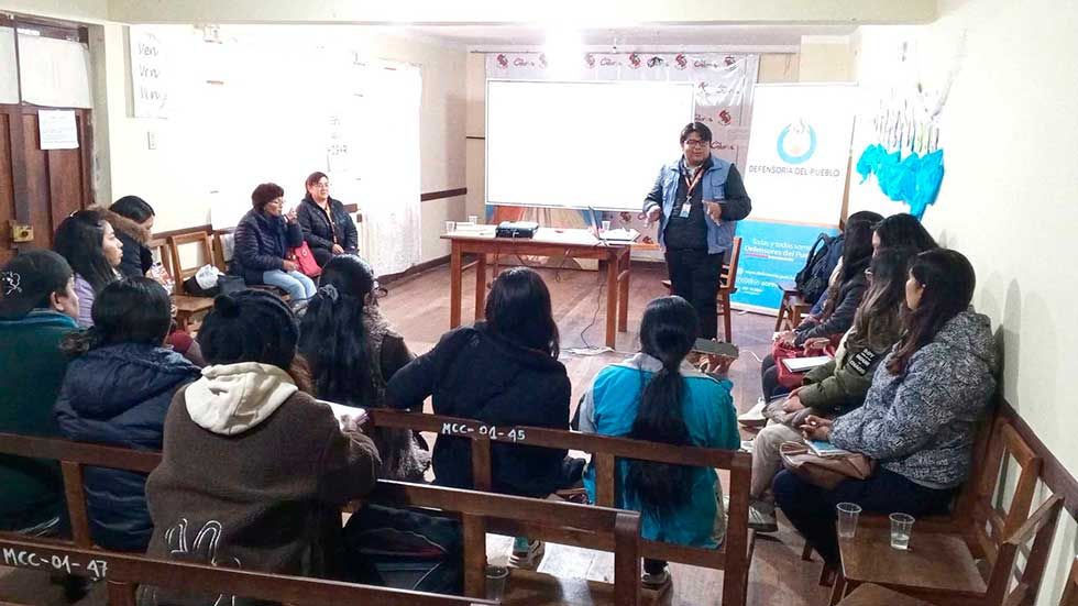 Capacitan a trabajadoras sociales para la protección de la niñez en escuelas