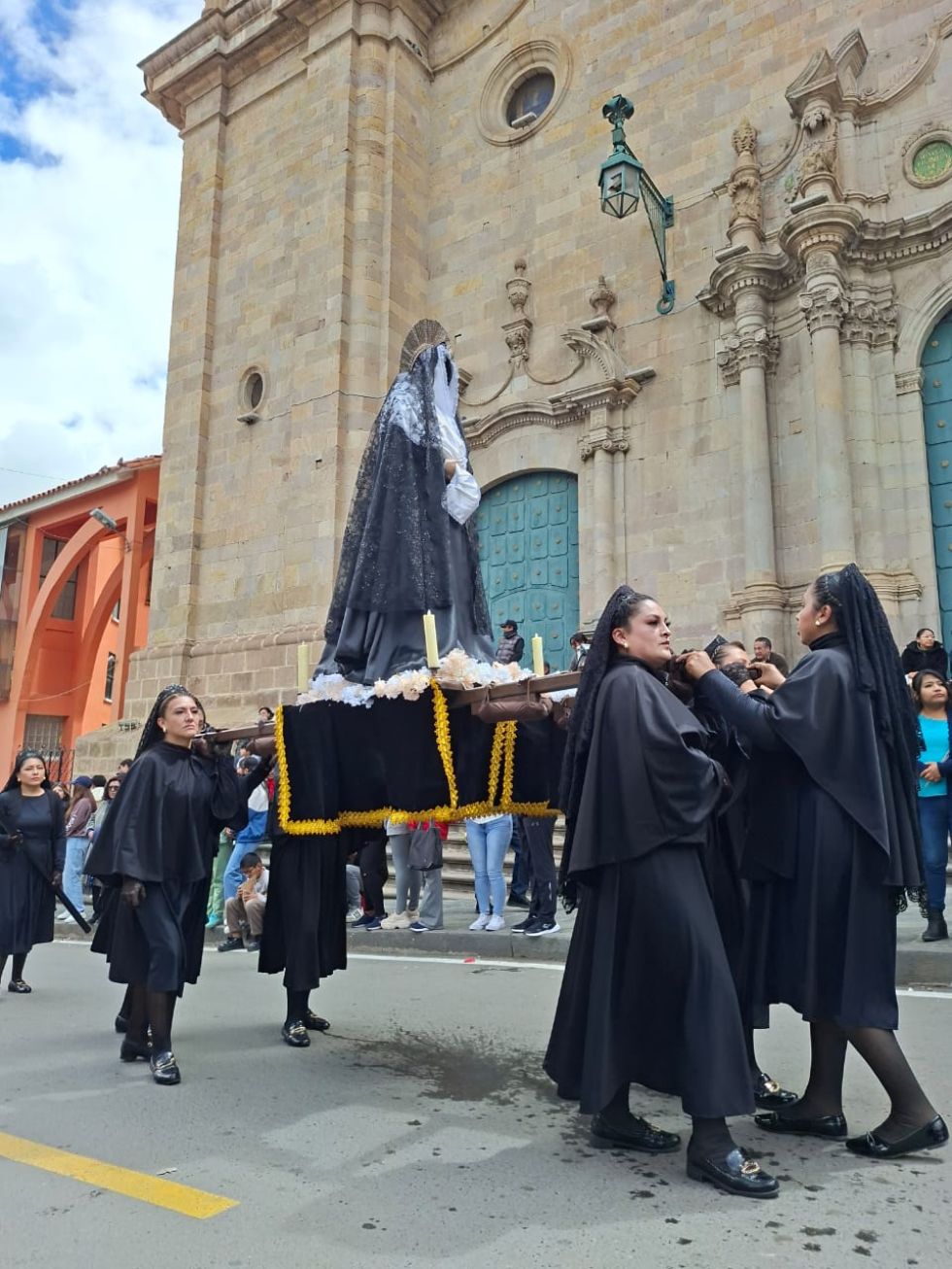 Via Crucis del Colegio Franciscano en Viernes Santo en Potosí