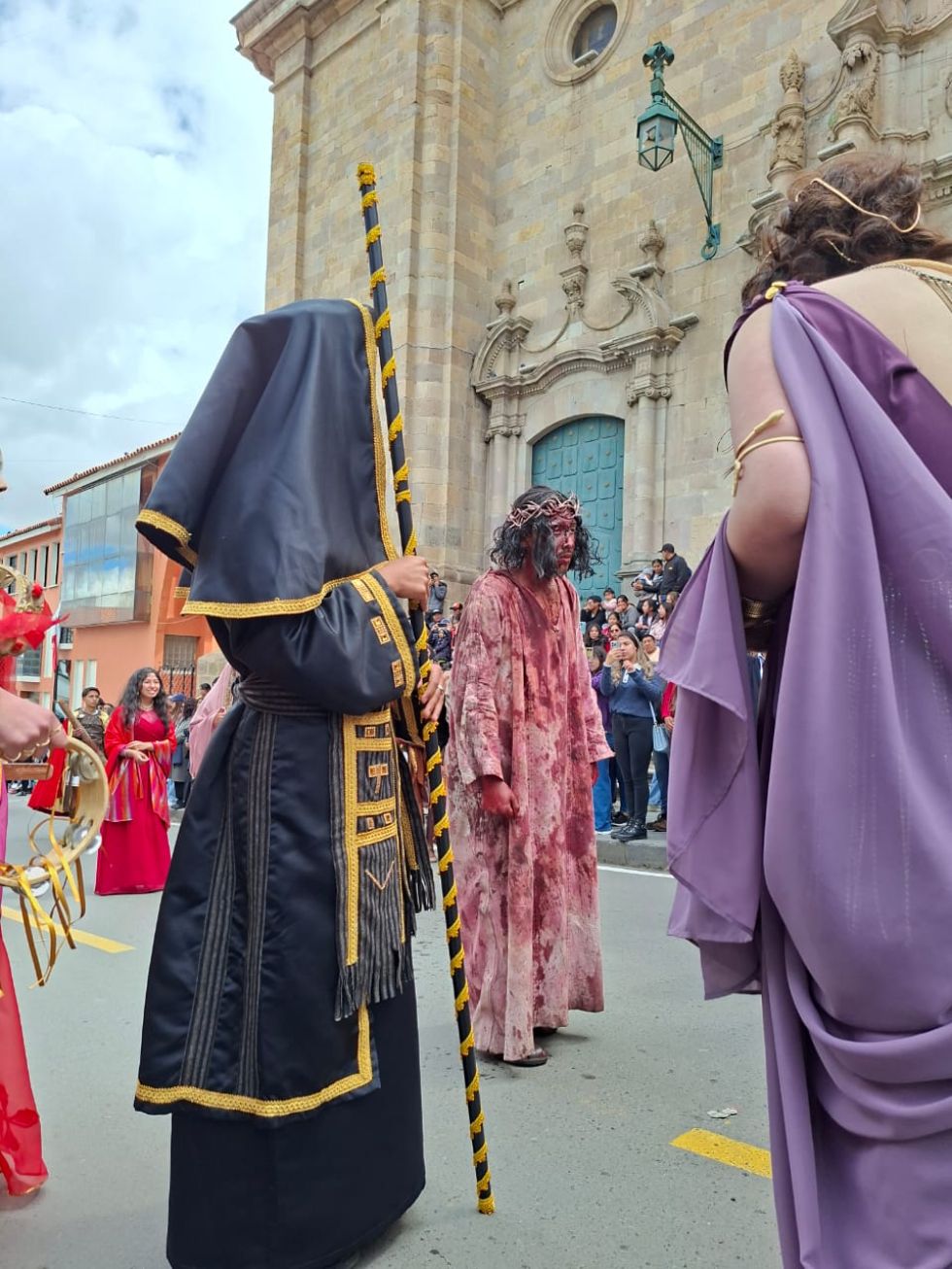 Via Crucis del Colegio Franciscano en Viernes Santo en Potosí