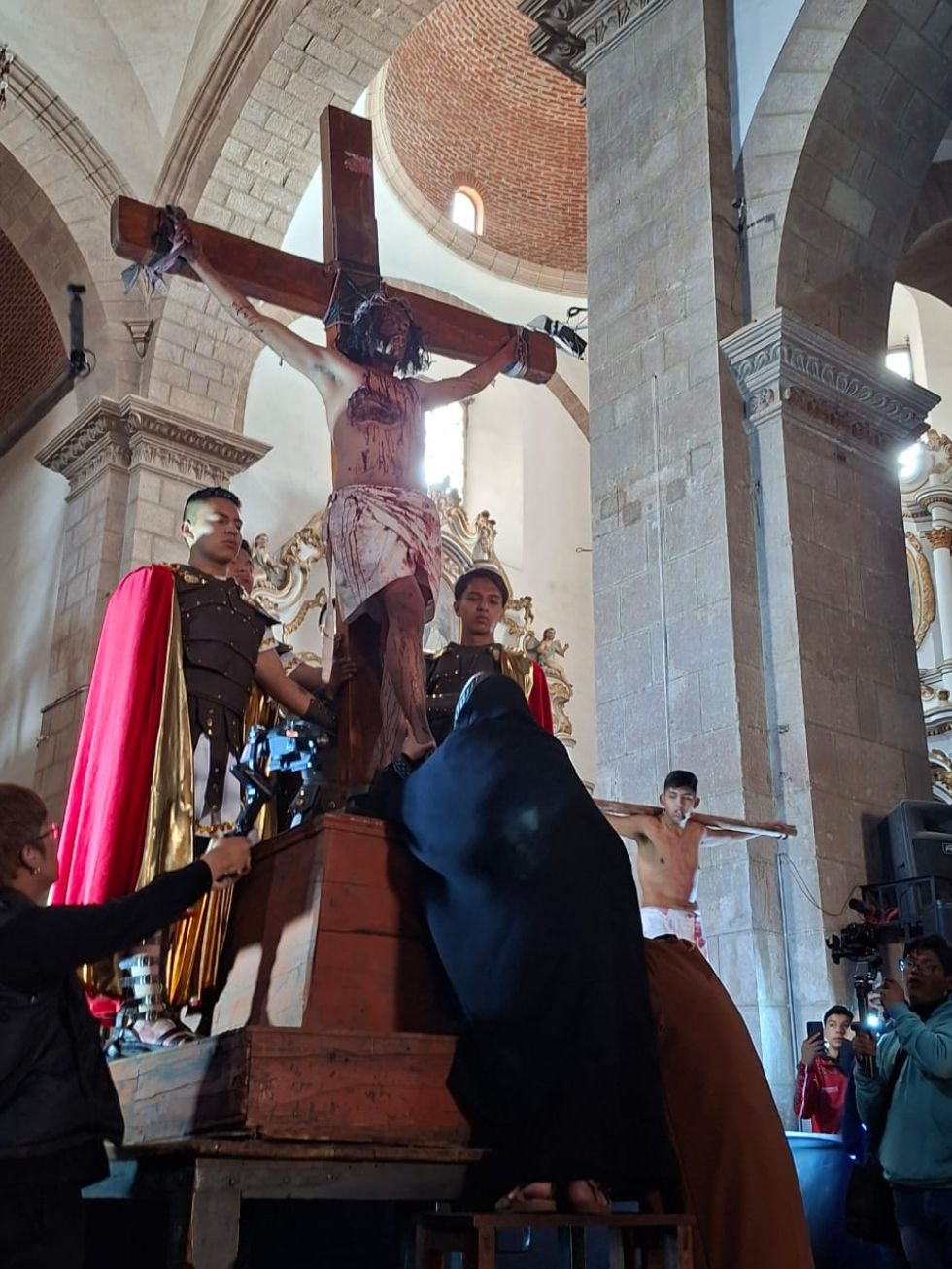 Via Crucis del Colegio Franciscano en Viernes Santo en Potosí