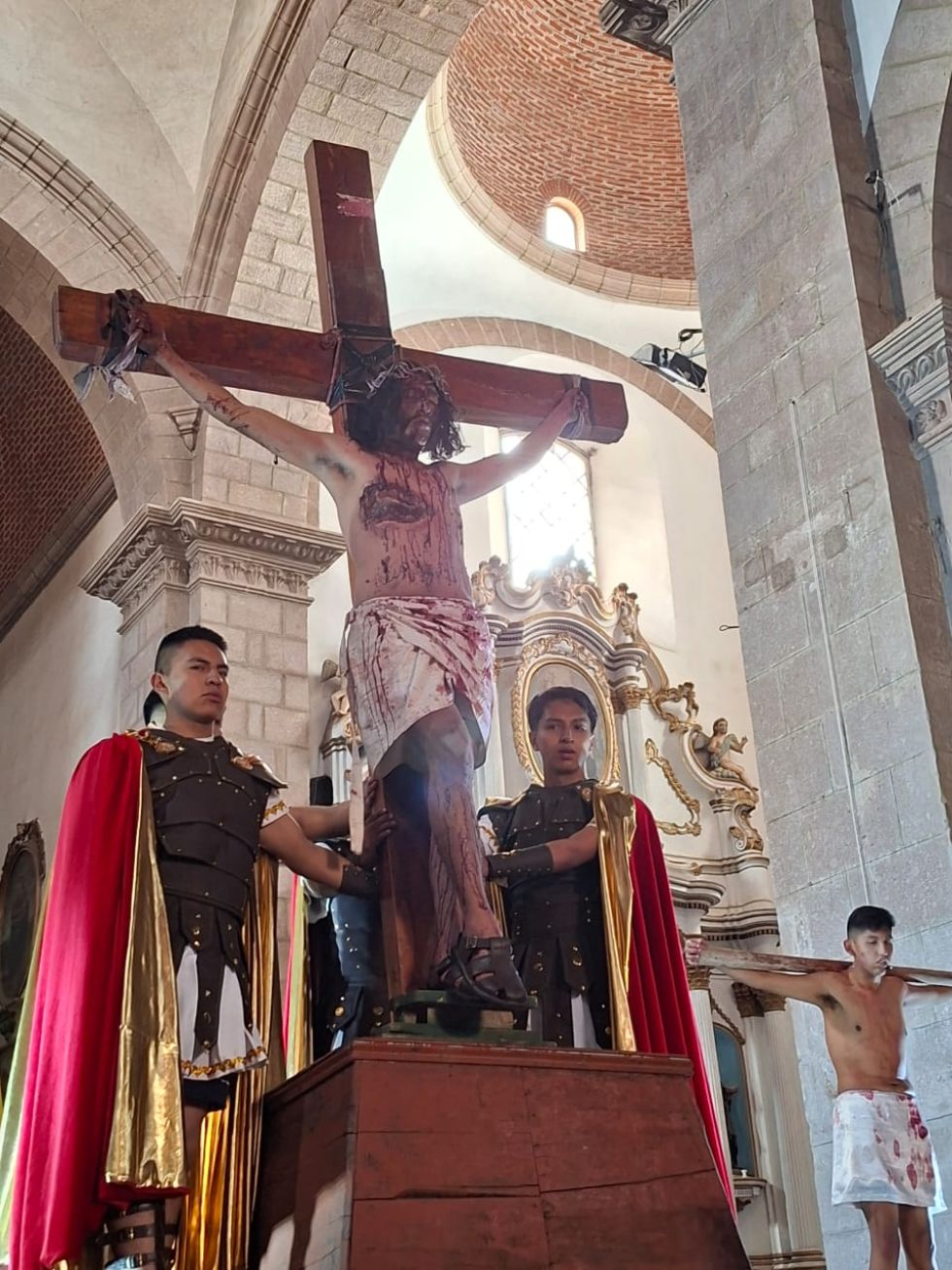 Via Crucis del Colegio Franciscano en Viernes Santo en Potosí