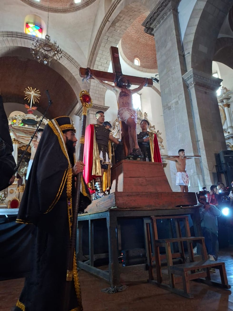 Via Crucis del Colegio Franciscano en Viernes Santo en Potosí