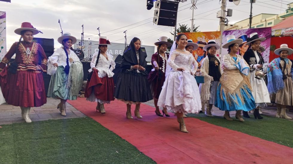 Desfile de modas en el día nacional de la cueca 