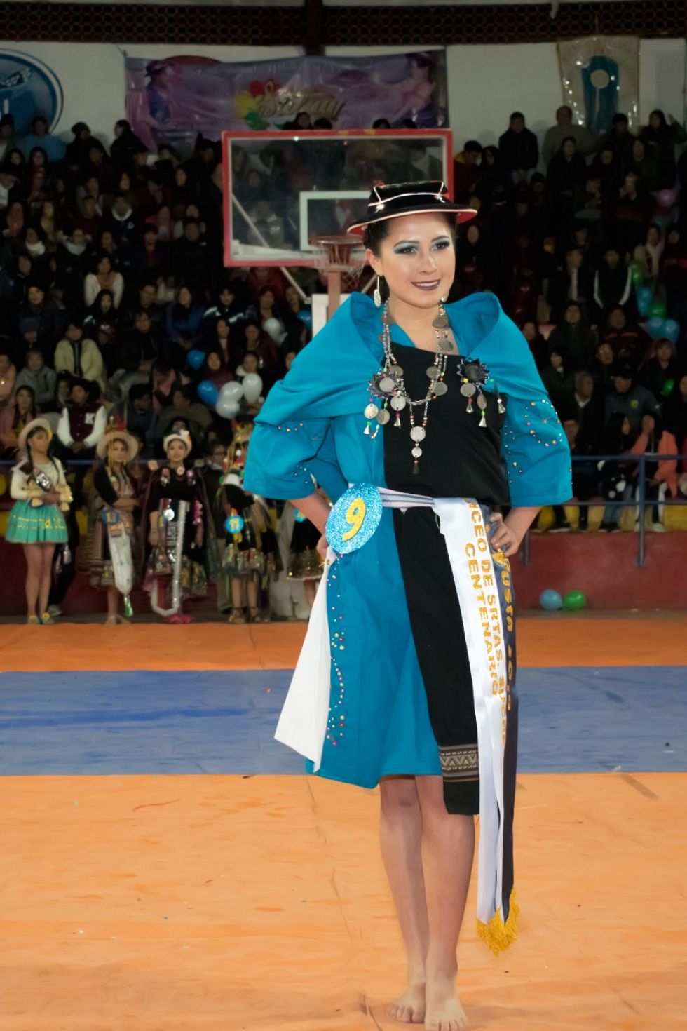 Las candidatas en la pasarela.