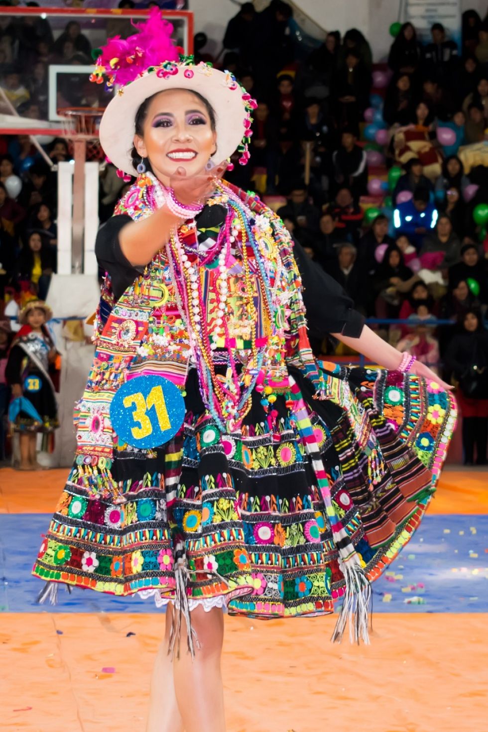 Las candidatas en la pasarela.