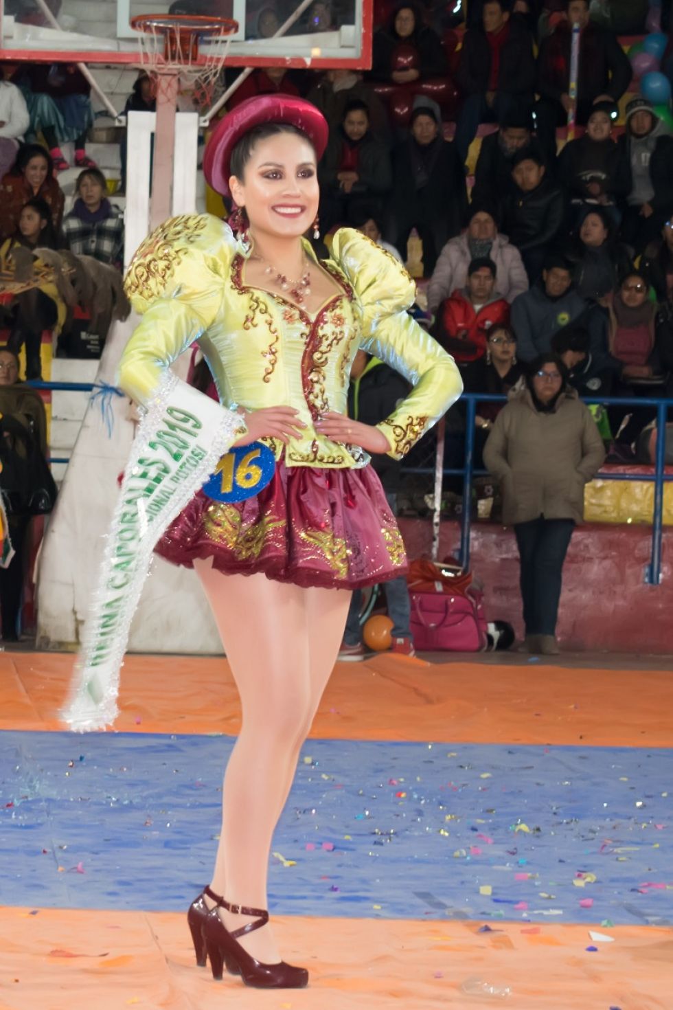 Las candidatas en la pasarela.
