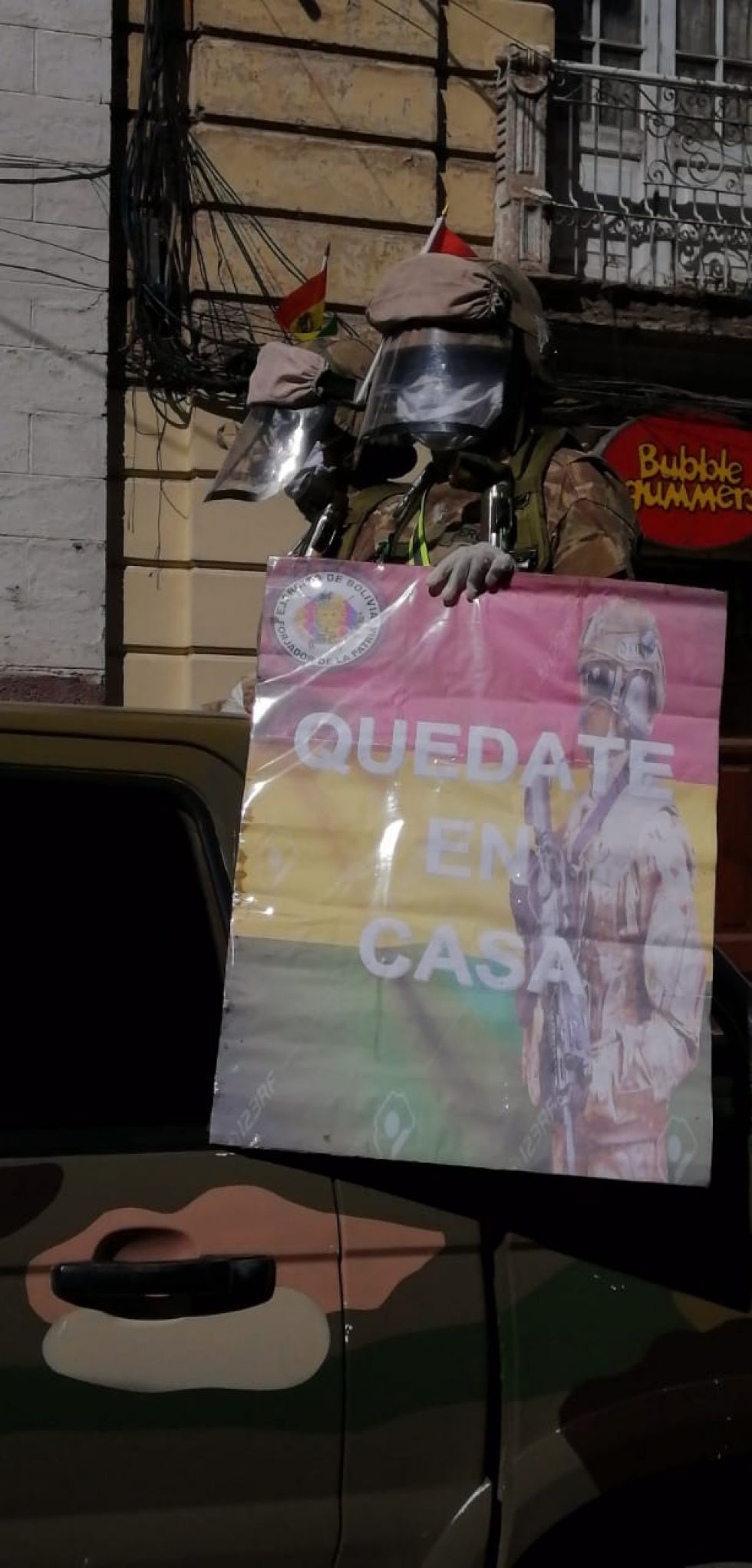 Continuaron su paso por las calles, recibidos por gente con banderas en las casas.