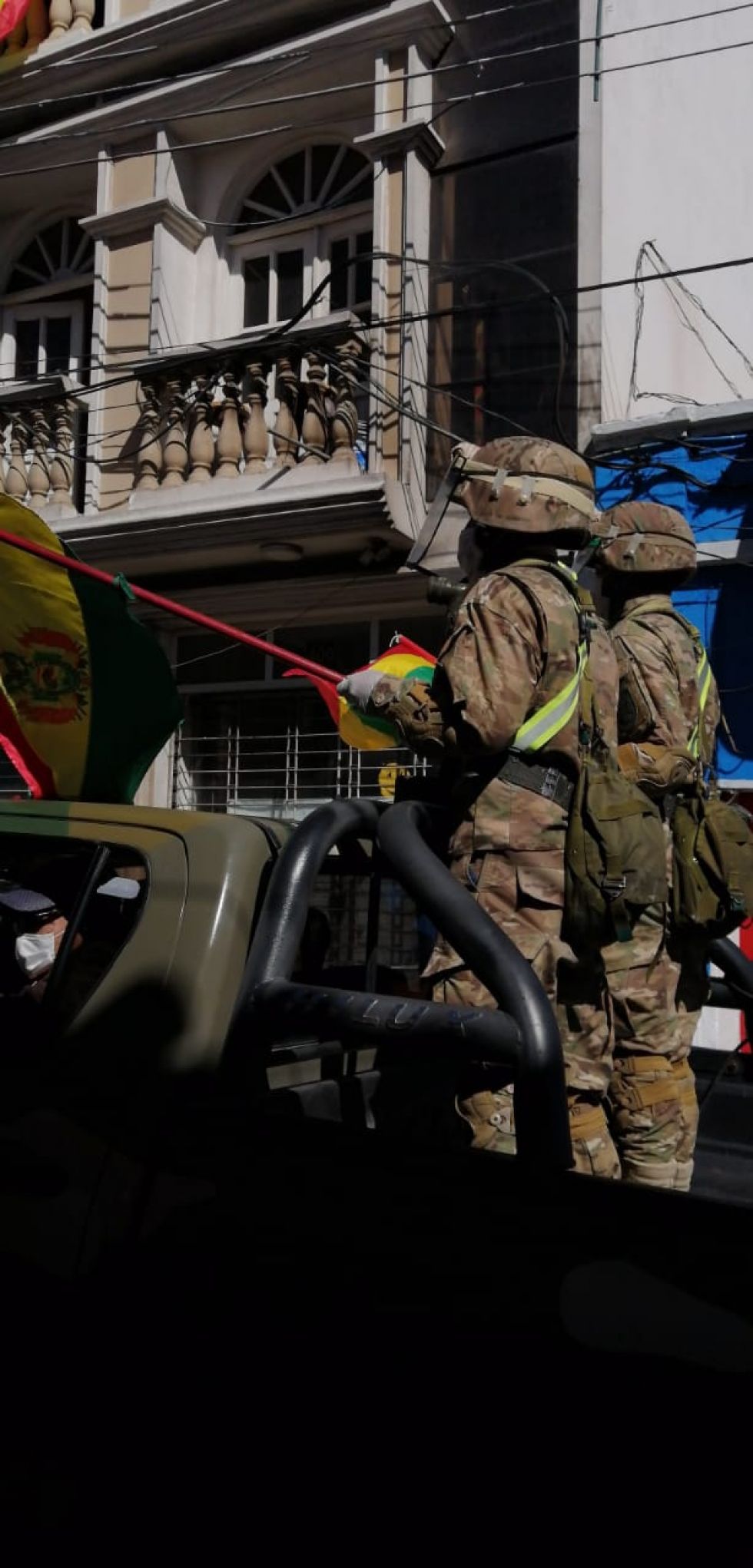 Continuaron su paso por las calles, recibidos por gente con banderas en las casas.