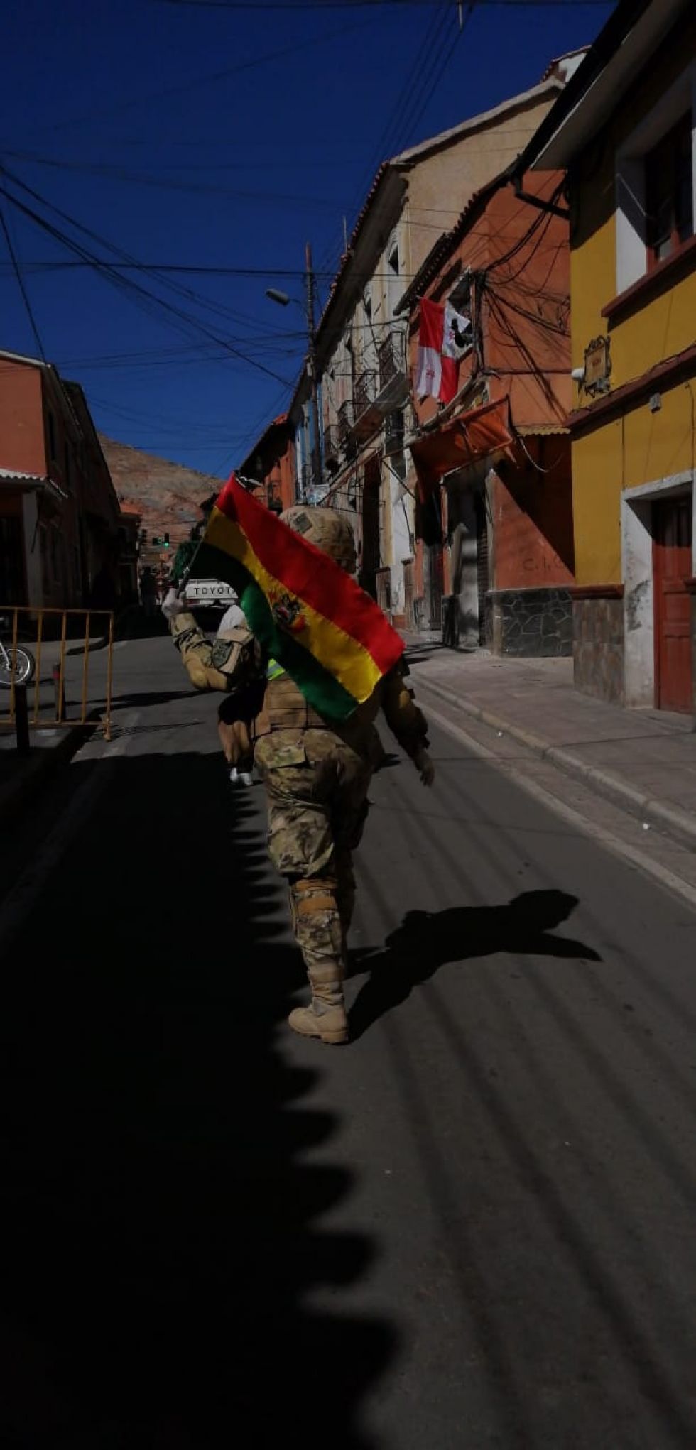 Continuaron su paso por las calles, recibidos por gente con banderas en las casas.