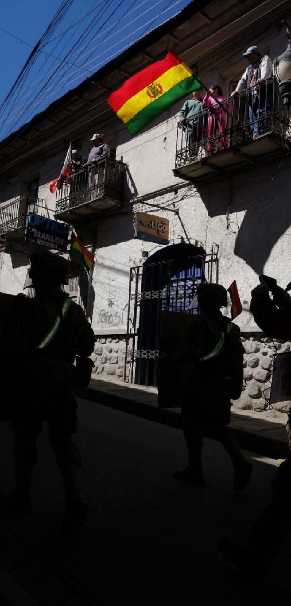 Continuaron su paso por las calles, recibidos por gente con banderas en las casas.